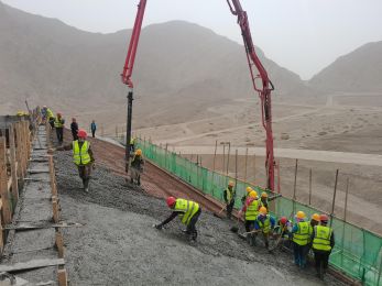 新疆公司承建圖木舒克市永安湖生態(tài)旅游區(qū)基礎(chǔ)設(shè)施項(xiàng)目主體結(jié)構(gòu)封頂